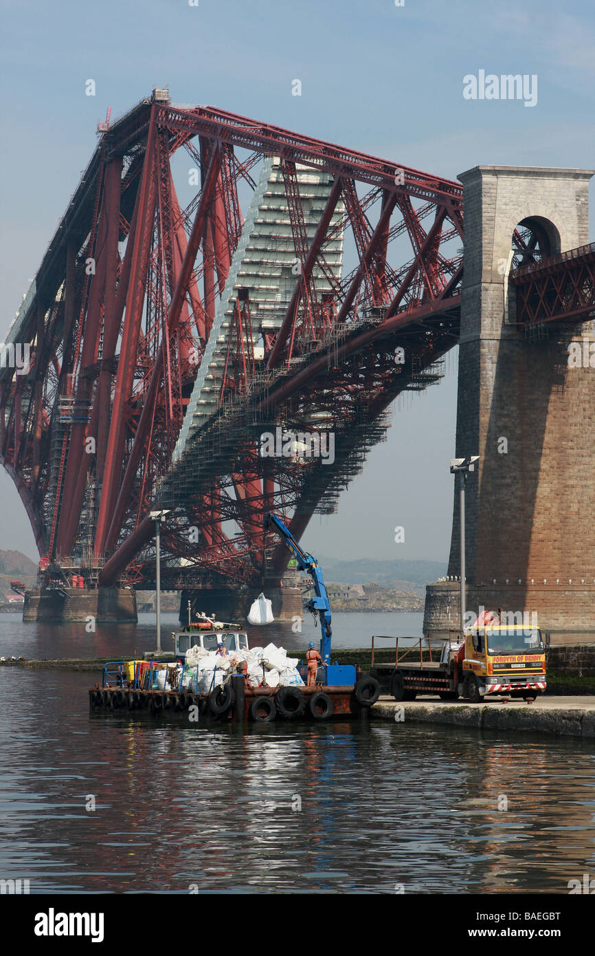 Pont ferroviaire de forth forth rail bridge rubbish removal Banque D'Images