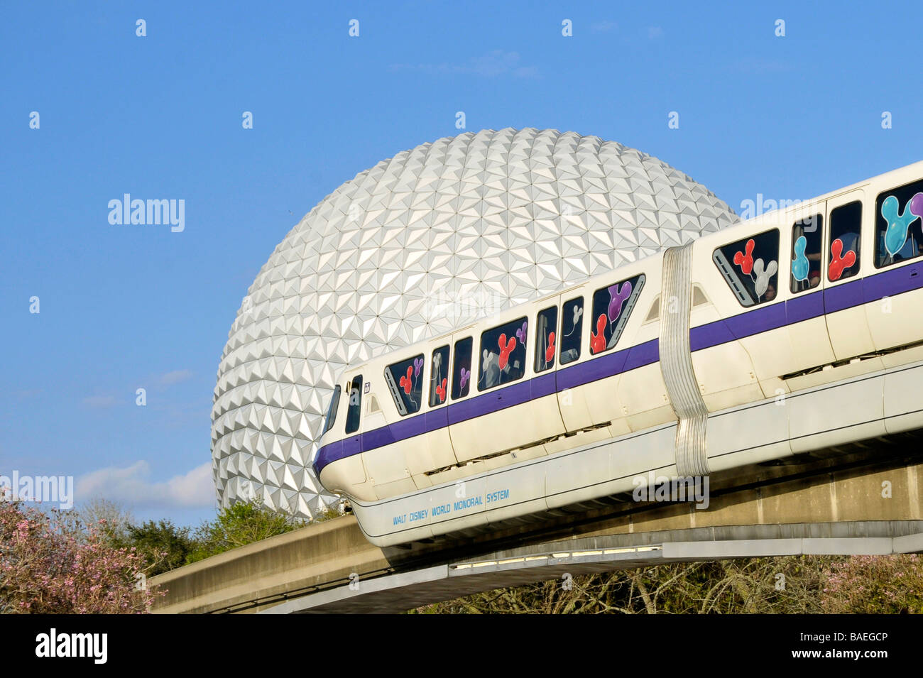 Approches Monorail Spaceship Earth à Epcot de Walt Disney World Orlando Floride Centre Parc d'Europe centrale Banque D'Images