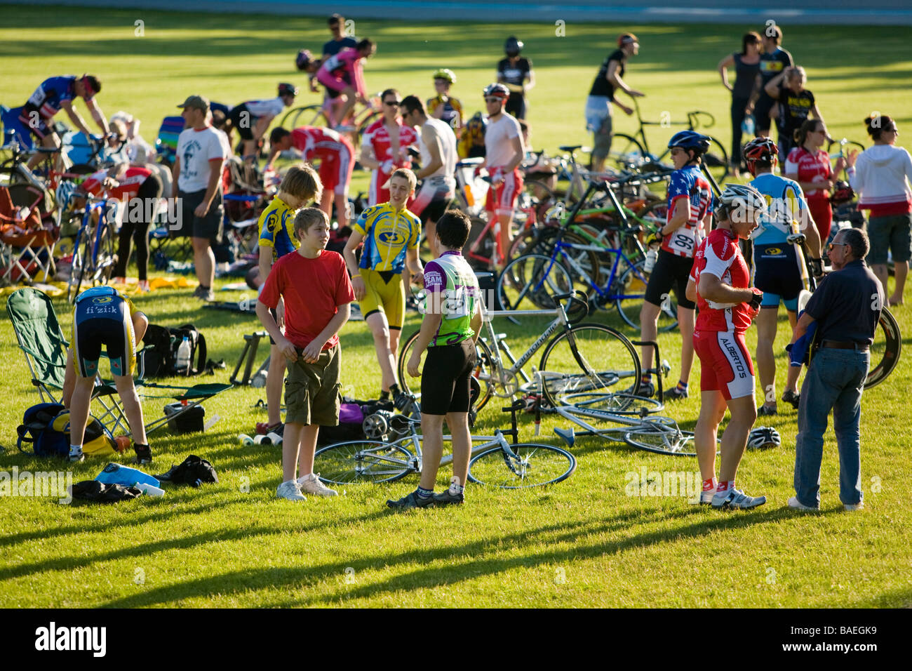 Les coureurs se préparer à Northbrook ILLINOIS bicycle race en piste vélodrome de champ intérieur Banque D'Images
