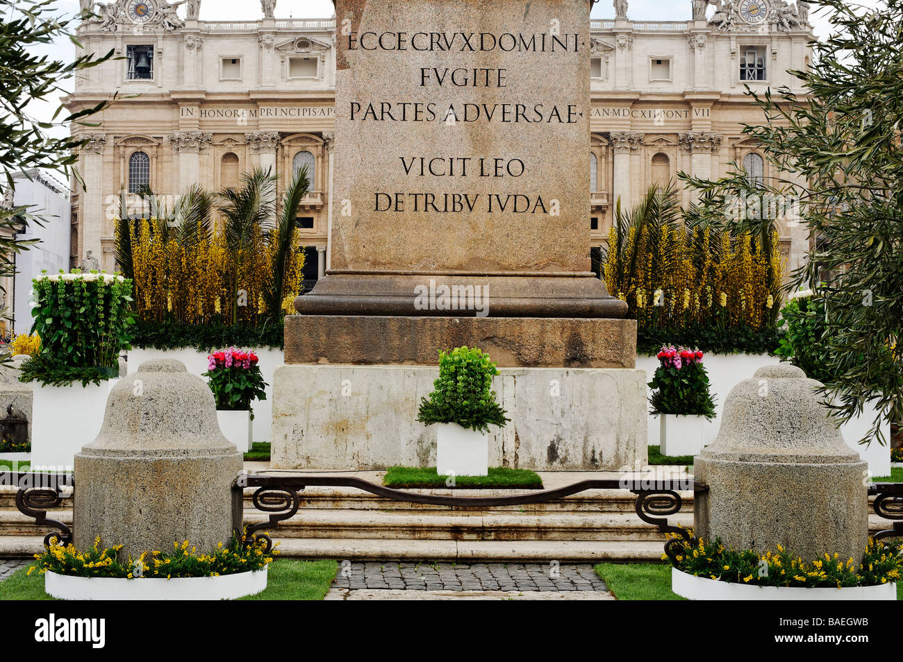 Pâques au Vatican - affichage de fleurs au pied de l'Obélisque de la Piazza San Pietro Banque D'Images