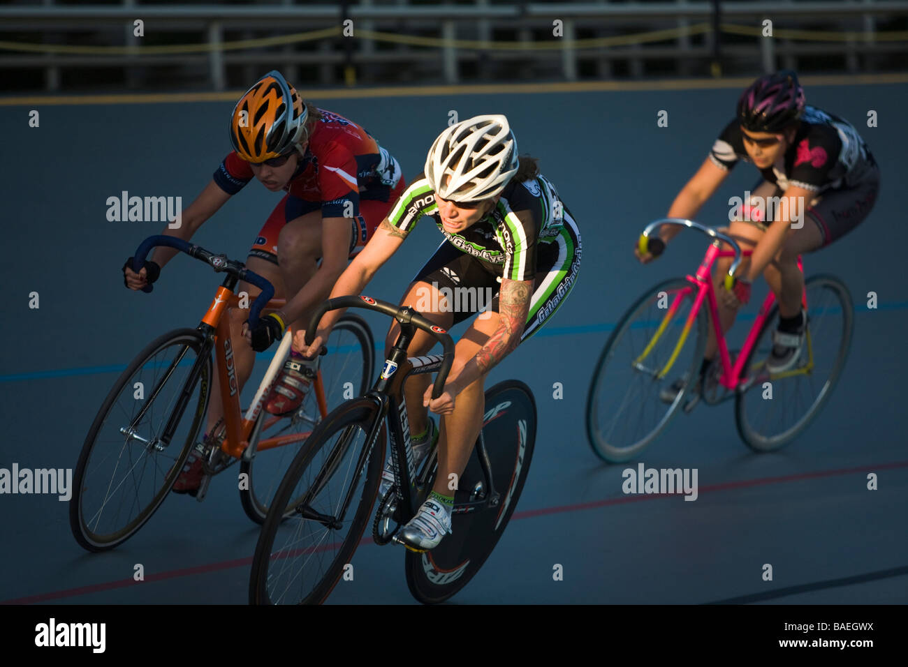 L'ILLINOIS Northbrook groupe de femmes cyclistes sur courbe de course cycliste à piste vélodrome Banque D'Images