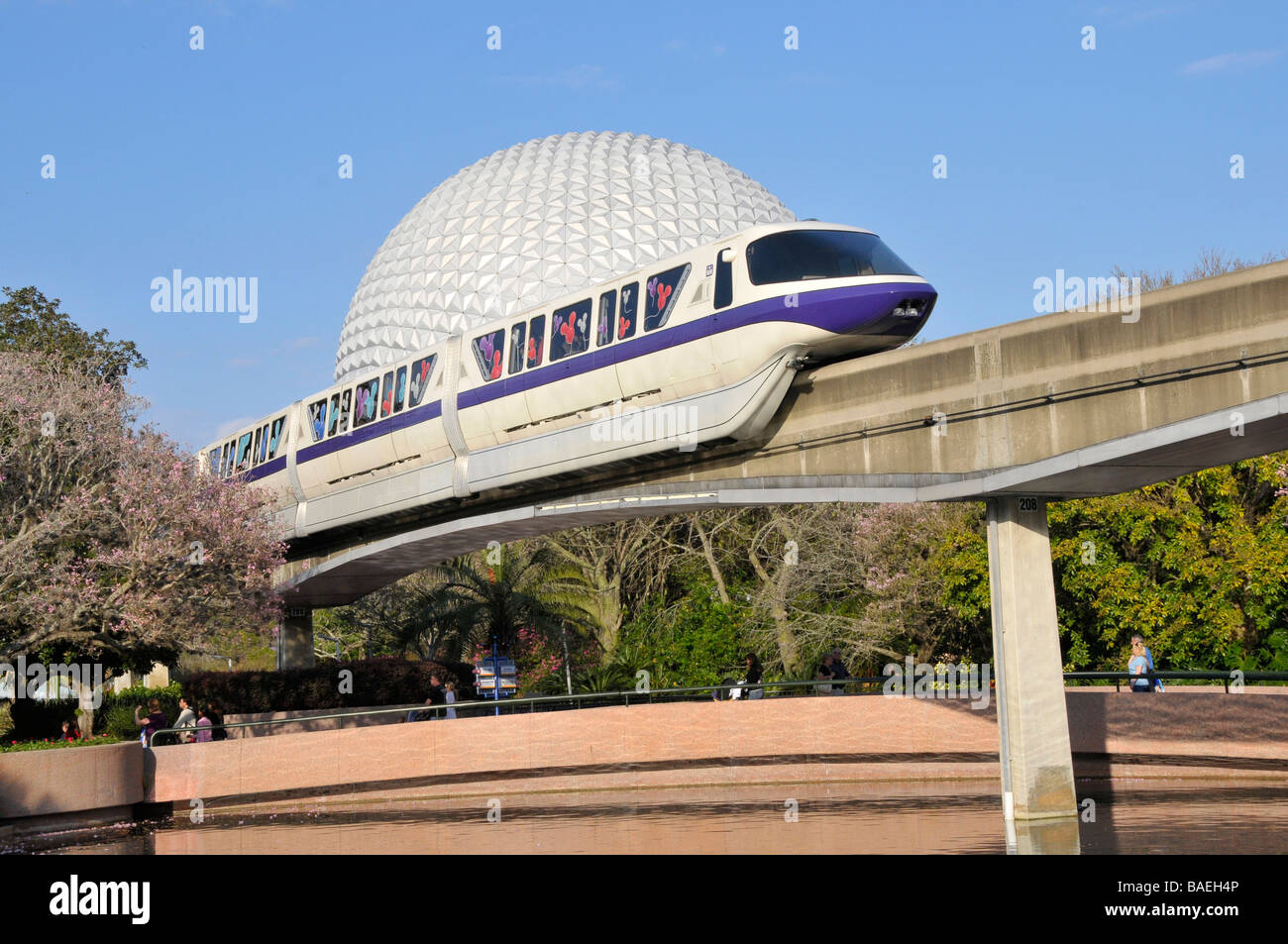 Approches Monorail Spaceship Earth à Epcot de Walt Disney World Orlando Floride Centre Parc d'Europe centrale Banque D'Images