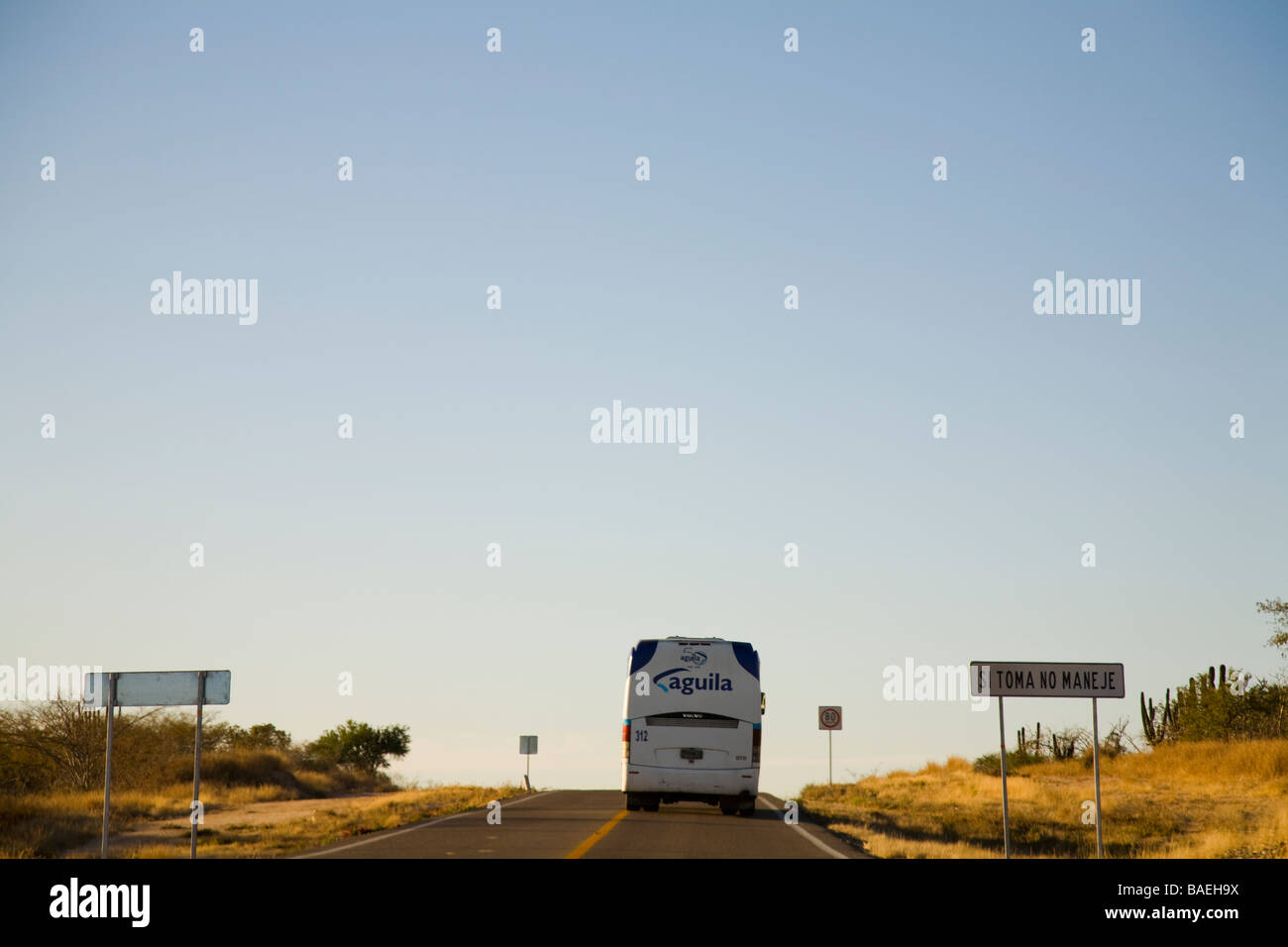 Mexique La Paz en bus sur l'autoroute à Aguila La Paz panneau d'avertissement contre l'alcool au volant en espagnol Si Toma pas Manaje Banque D'Images
