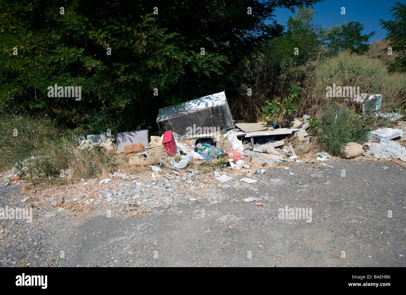Déchets ménagers déposés à côté de route entre Monte San Savino et Sienne en Toscane, Italie. La présente loi est commun à l'Europe. Banque D'Images
