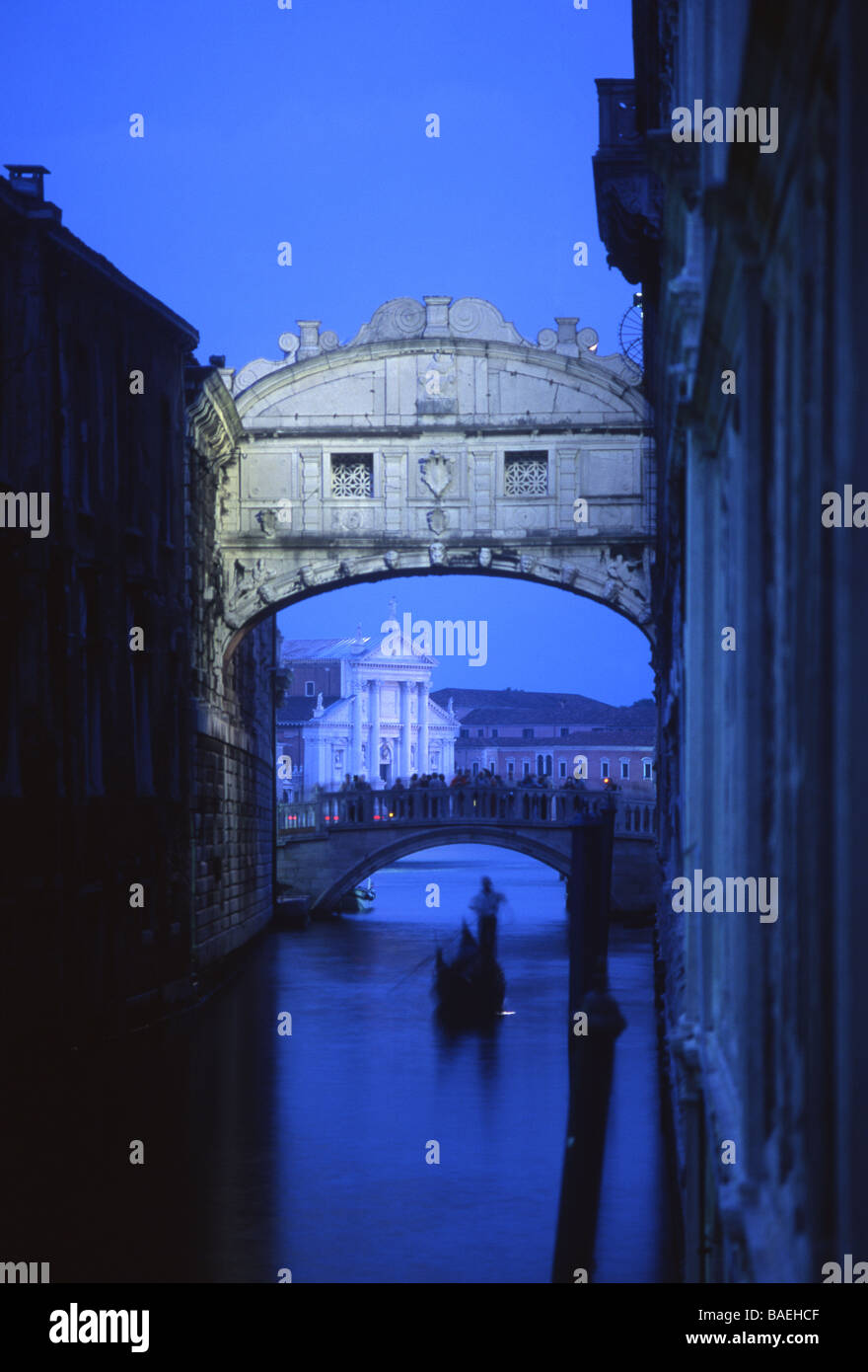 Gondola sous le Pont des Soupirs la nuit San Giorgio Maggiore en arrière-plan San Marco Venise Vénétie Italie sestier Banque D'Images