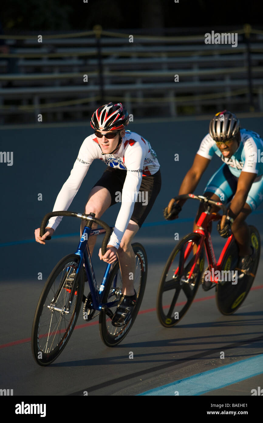 L'ILLINOIS Northbrook Deux cyclistes mâles adultes au cours de sprint course cycliste à piste vélodrome Banque D'Images