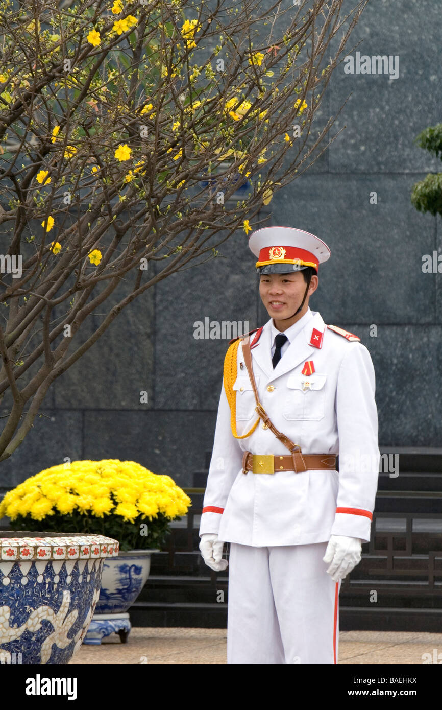Garde à l'avant du mausolée de Ho Chi Minh à Hanoi Vietnam Banque D'Images