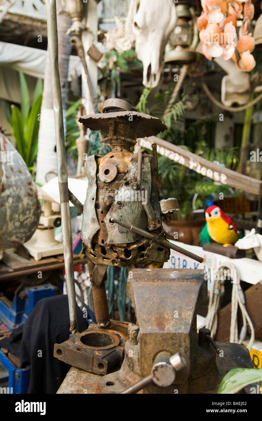 Mexique La Paz Posada Hôtel Yeneka guesthouse avec cour remplie d'antiquités et d'articles de vente de garage de l'hôtel bon marché Banque D'Images