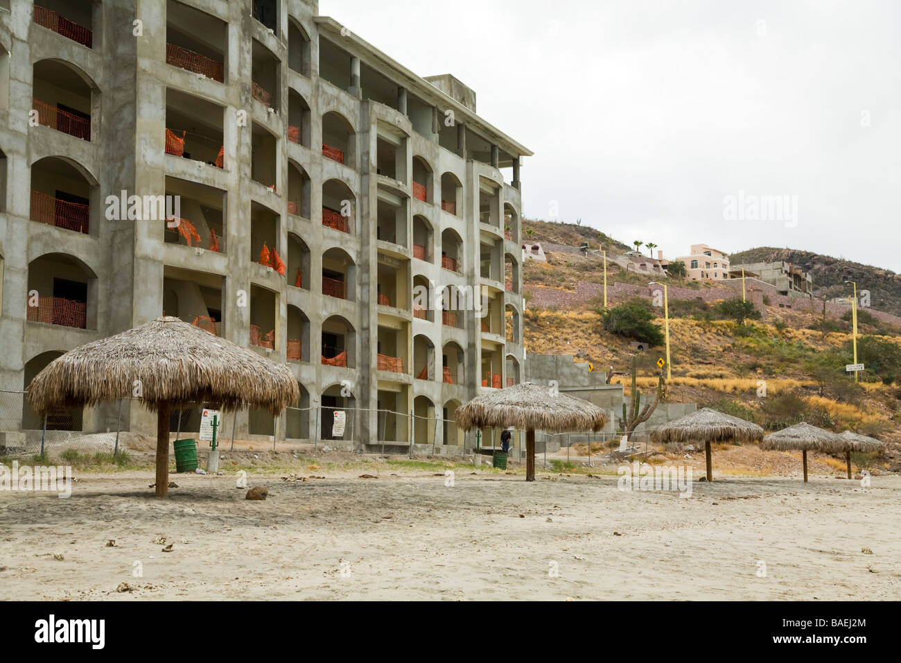 Mexique La Paz en copropriété de plusieurs étages inachevé le long de la plage Parasols palapa quartier résidentiel Banque D'Images