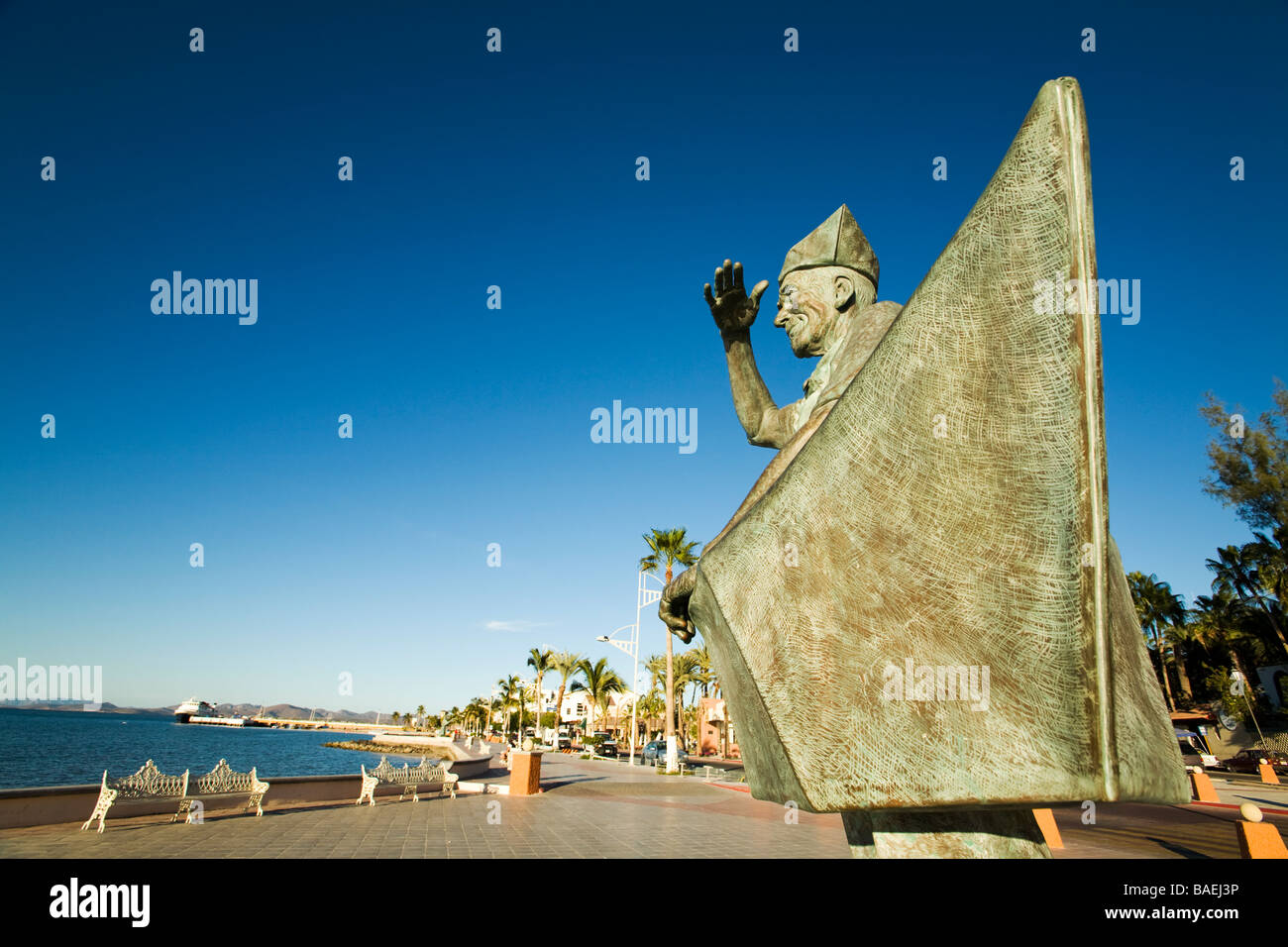 Mexique La Paz Sculpture de vieil homme et bateau de papier le long du Malecon el Viejo y el mar par artiste Guillermo Gomez Banque D'Images