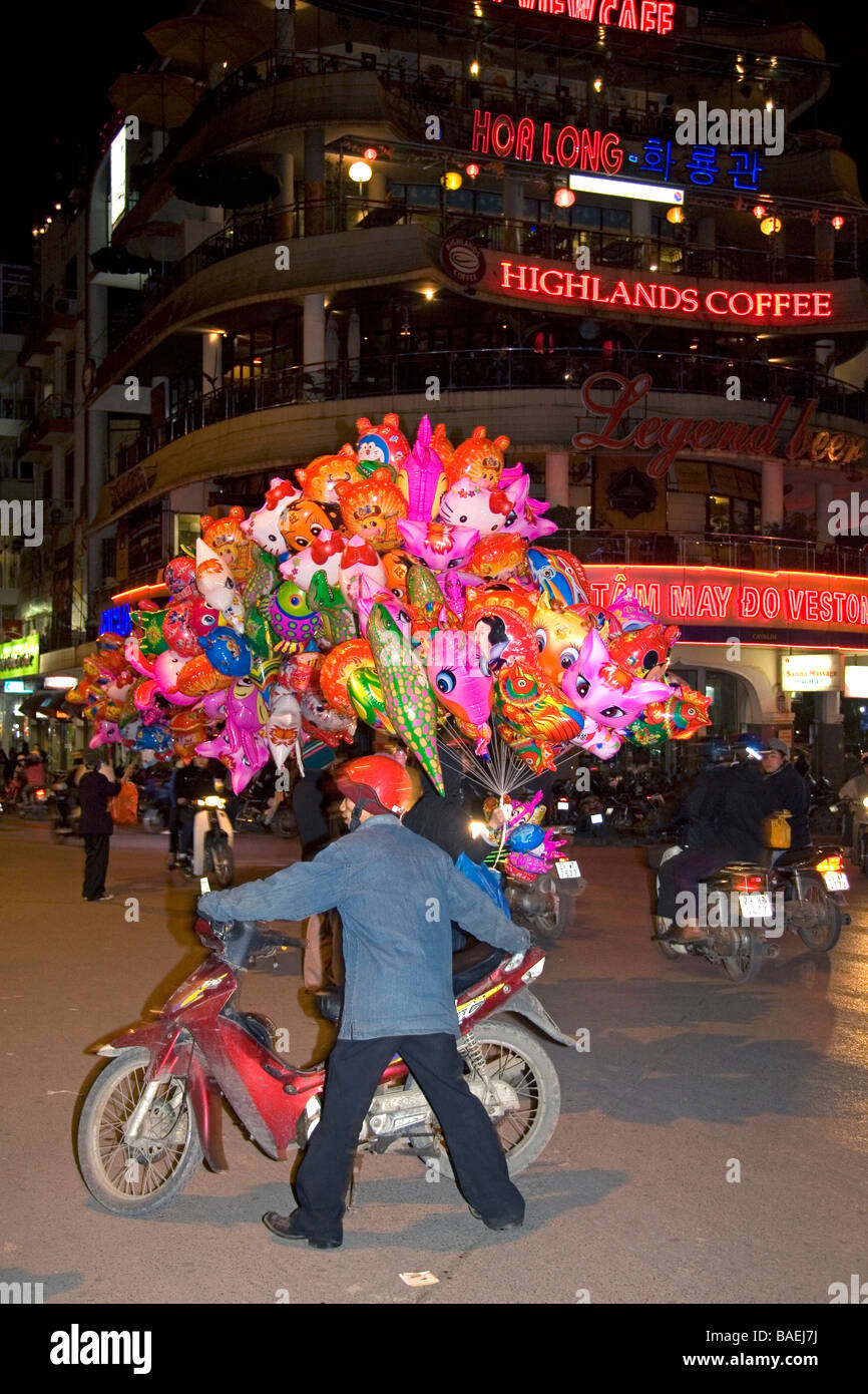 Les vendeurs de rue la vente de ballons colorés pour le Têt à Hanoi Vietnam Banque D'Images