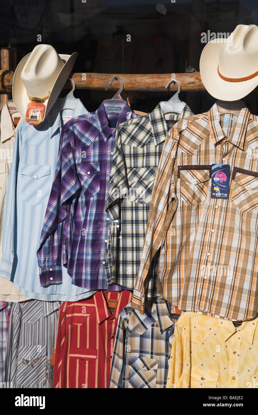 Mexique La Paz western Plaid shirts et chapeaux de cow-boy s'affiche dans  la fenêtre de magasin Photo Stock - Alamy