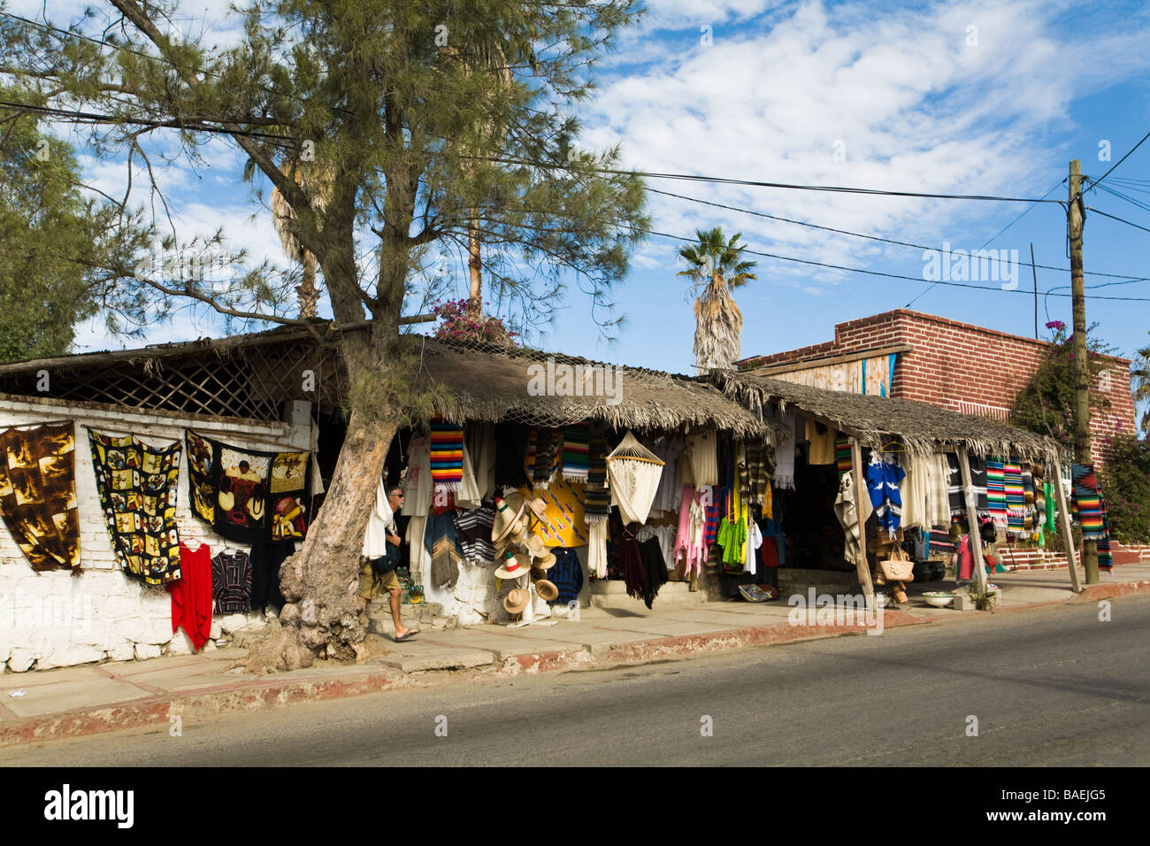Todos Santos AU MEXIQUE extérieur de magasin de détail à vendre des tissus serapes et couvertures le long de la rue principale petite ville mexicaine Banque D'Images