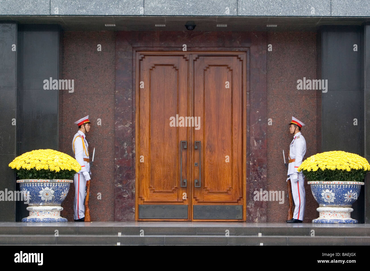 Protecteurs en avant du mausolée de Ho Chi Minh à Hanoi Vietnam Banque D'Images