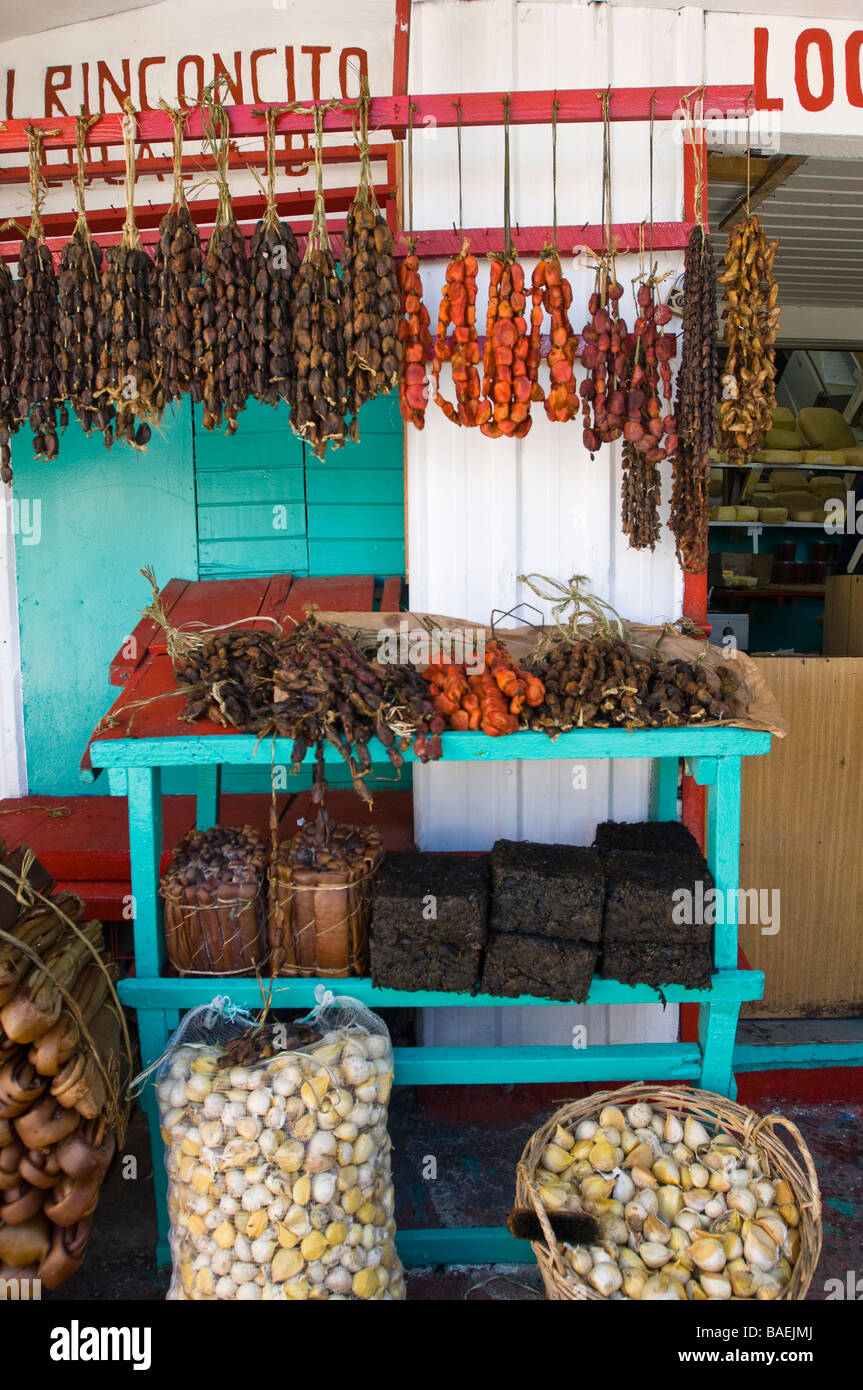Les moules et les fruits secs produits sur un stand dans le marché artisanal. Puerto Montt, Chili. Banque D'Images