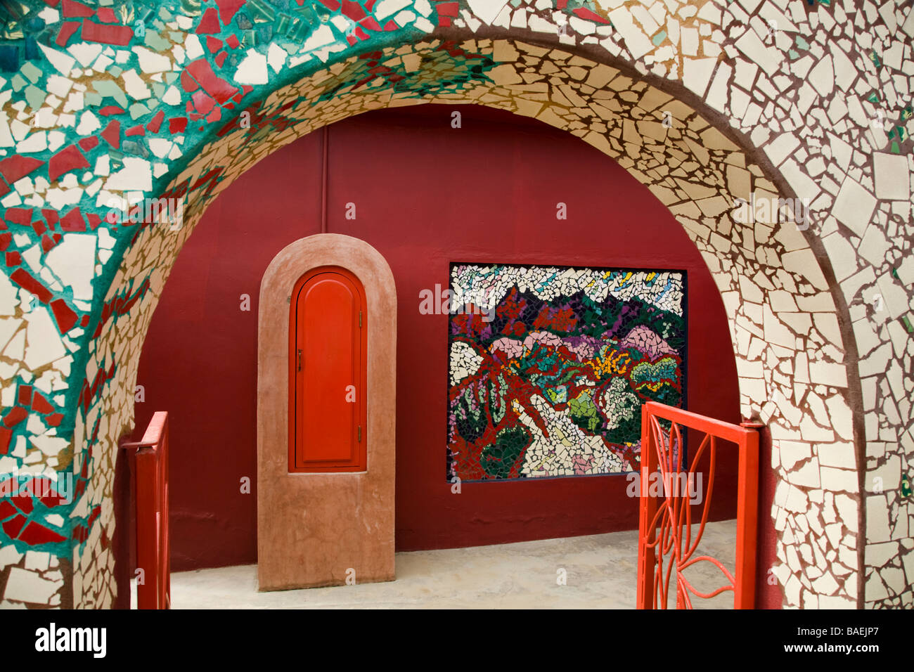 Todos Santos AU MEXIQUE sous forme de mosaïque de carreaux de céramique l'arche à la art gallery entrée et fresque sur mur rouge lumineux Banque D'Images