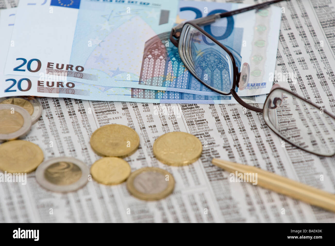 Euro Argent avec des lunettes et un stylo sur le stock market quotes Banque D'Images