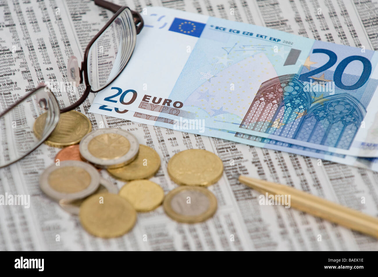 Euro Argent avec des lunettes et un stylo sur le stock market quotes Banque D'Images