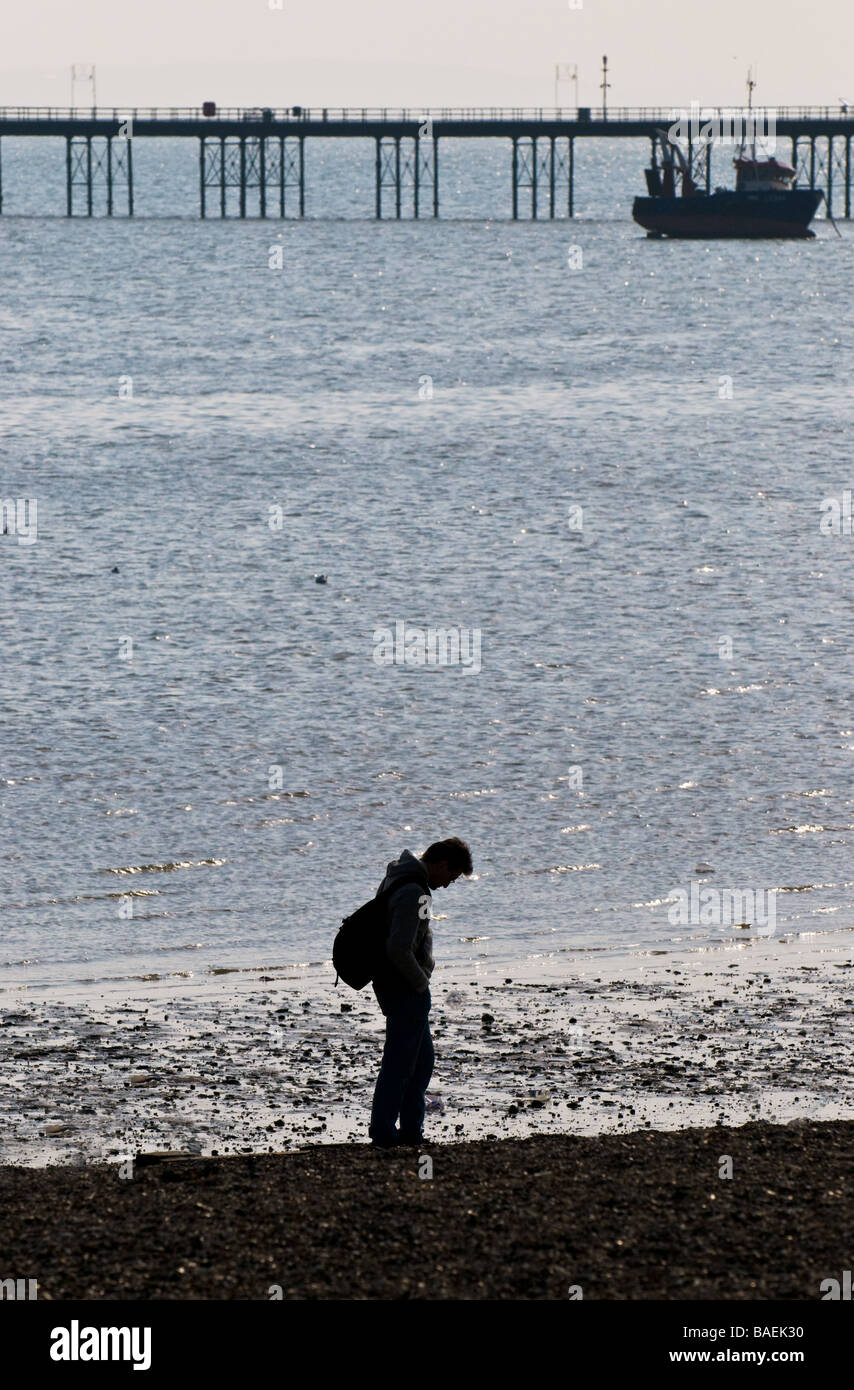 Silhouette d'une personne sur la plage à Southend on Sea dans l'Essex. Photo par Gordon 1928 Banque D'Images