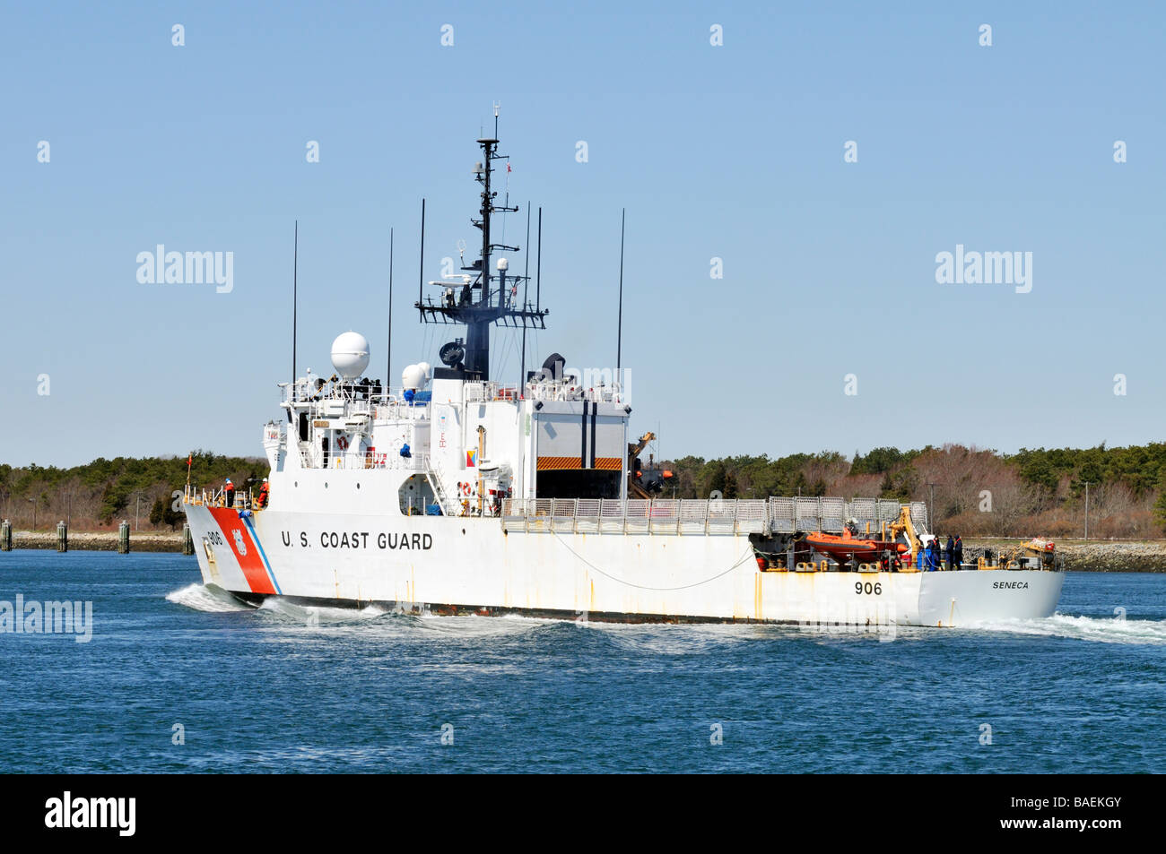 'Nous' de la Garde côtière canadienne Seneca navire passant par 'Cape Cod Canal' Banque D'Images