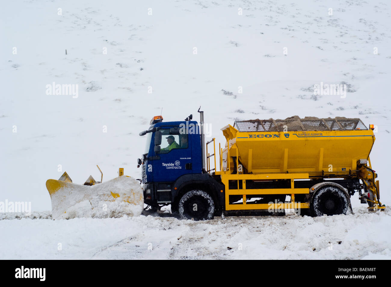 Le sablage ou chasse-neige camion frayer la voie à la Cairnwell Pass, dans l'Aberdeenshire. Banque D'Images