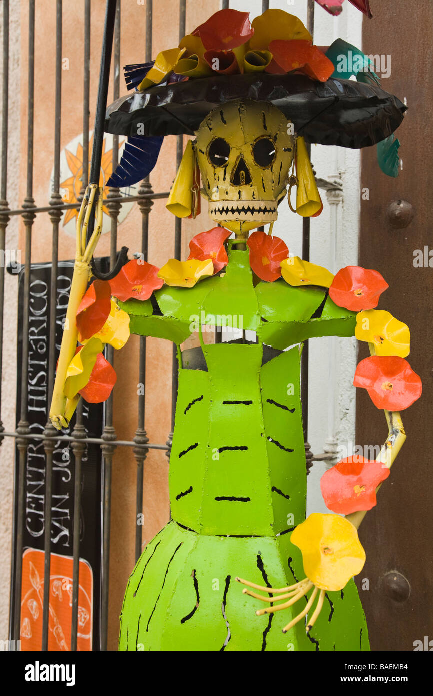 Mexique San Jose del Cabo Metal sculpture du squelette féminin portant robe et chapeau à l'extérieur de magasin de détail dans quartier commerçant Banque D'Images