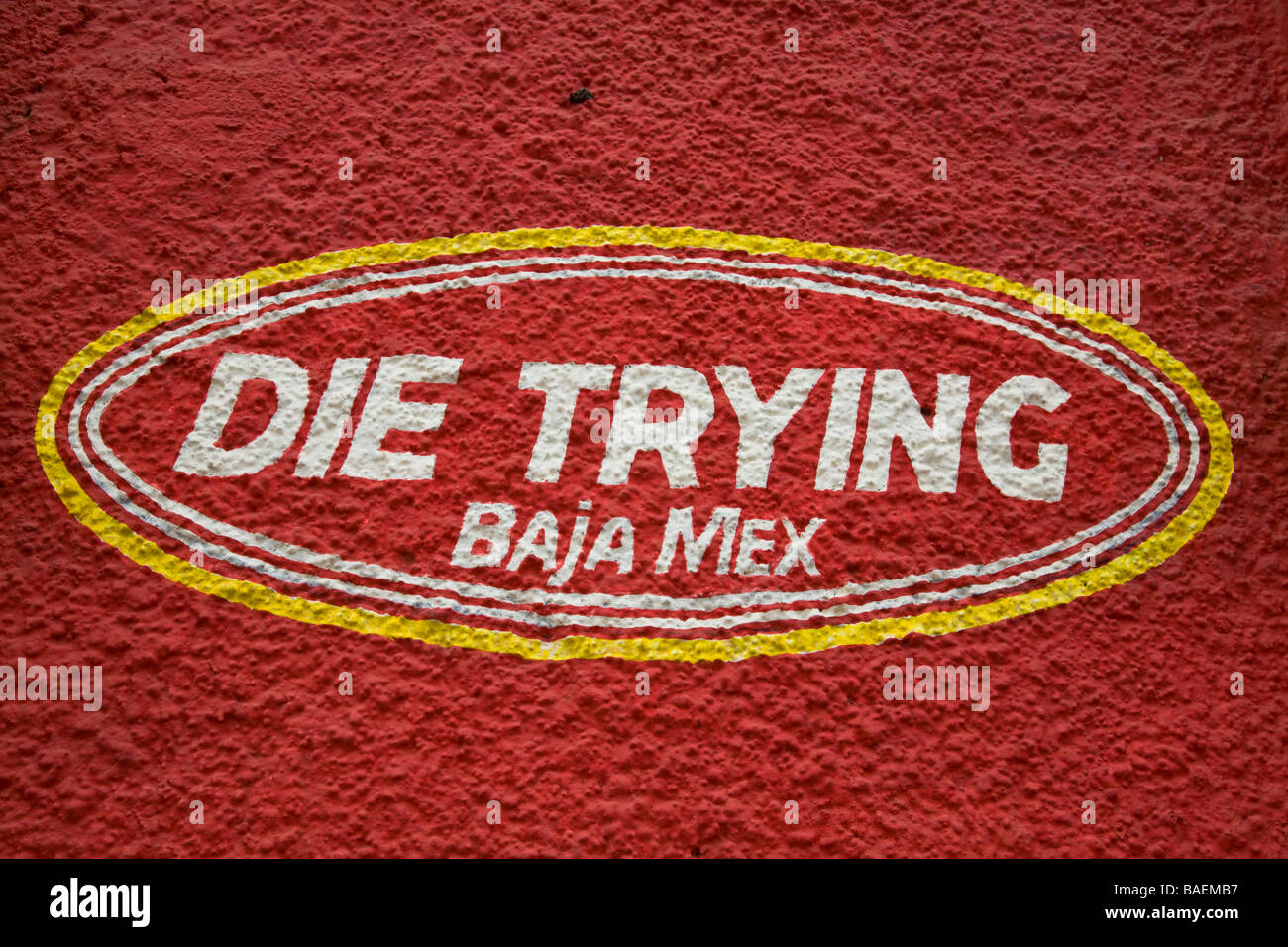 Mexique San Jose del Cabo Baja Die Trying Mex peint sur mur rouge logo et nom du magasin de détail Banque D'Images