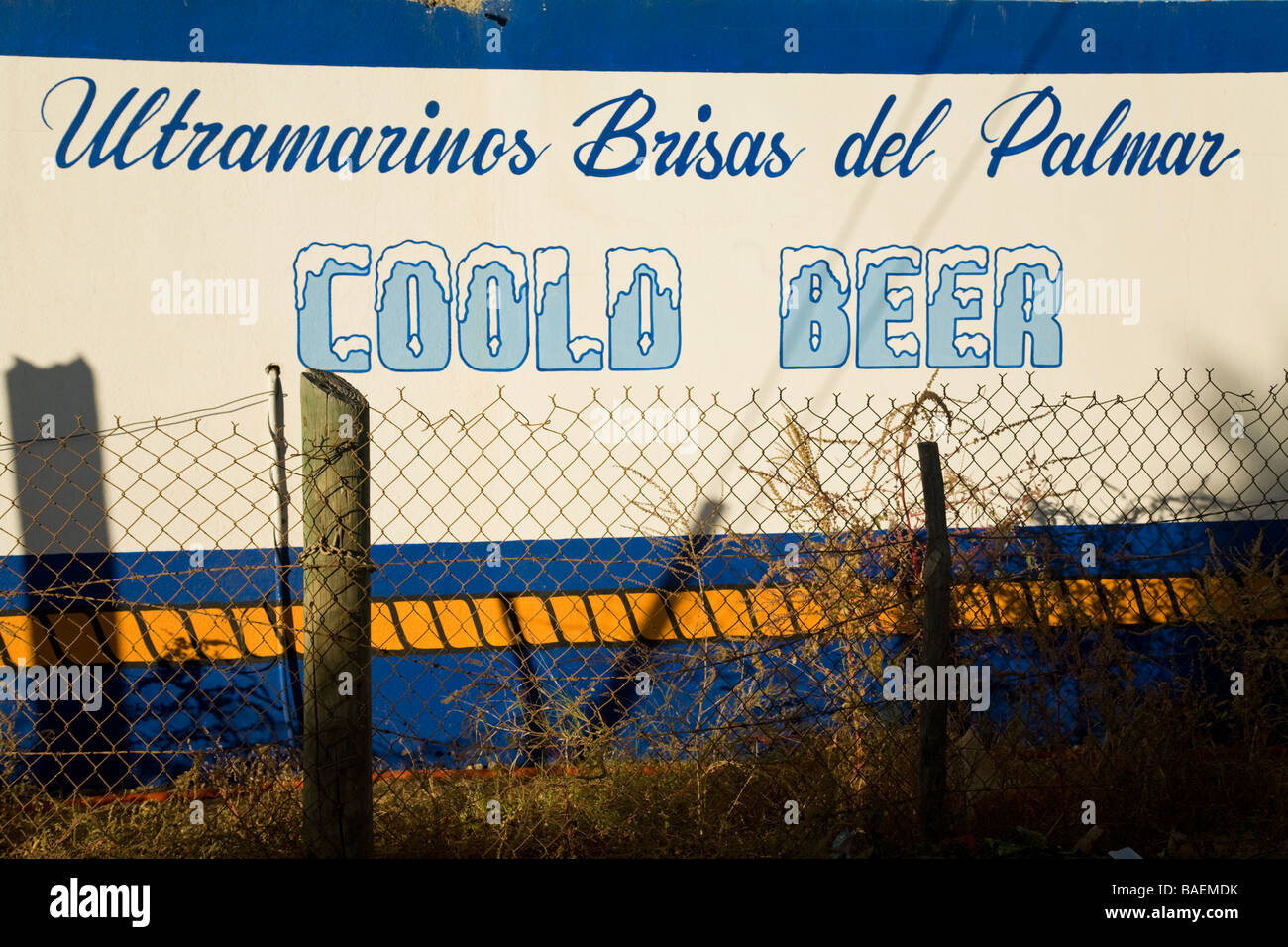 Mexique La Playita bière froide signer mal écrit dans l'anglais sur le côté du restaurant mexicain Banque D'Images