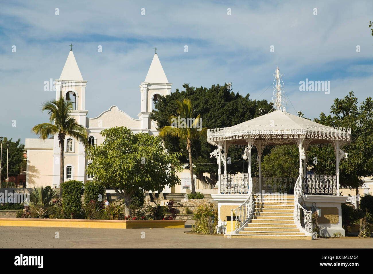 Mexique San Jose del Cabo Twin Towers de Iglesia San Jose église construite en 1940 à l'emplacement de mission originale derrière gazebo plaza Banque D'Images