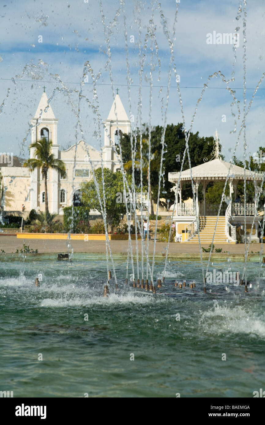 Mexique San Jose del Cabo Twin Towers de Iglesia San Jose église construite en 1940 à l'emplacement de mission originale derrière gazebo Banque D'Images