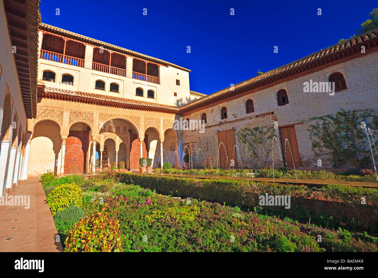Le nord du portique et la Cour de l'étang Long (le Patio de la Acequia) au Generalife,à côté de l'Alhambra (Alhambra). Banque D'Images