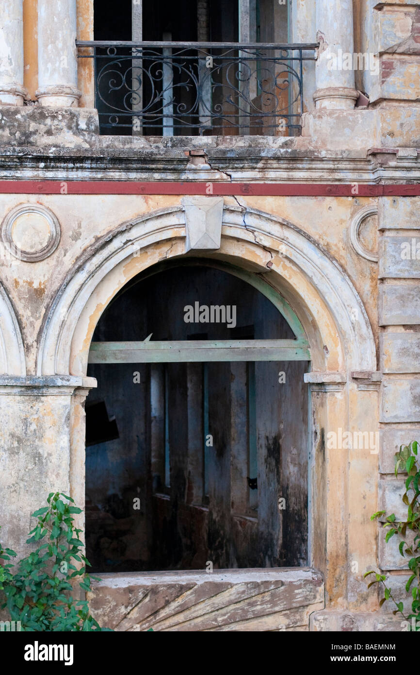 Maison coloniale française abandonnée. Banque D'Images