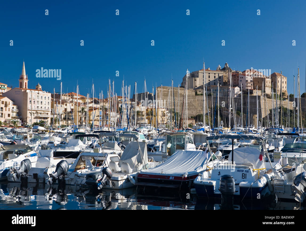 Vue sur port à l'église Ste Marie et citadelle de Calvi Corse France tôt le matin Banque D'Images