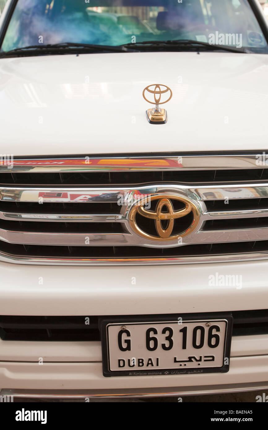 Une voiture consomme beaucoup de gaz à Dubaï Banque D'Images