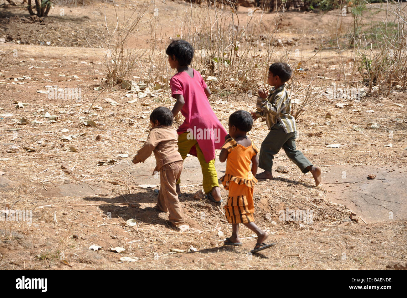 Les enfants tribaux s'exécutant dans le désert du Gujarat Banque D'Images