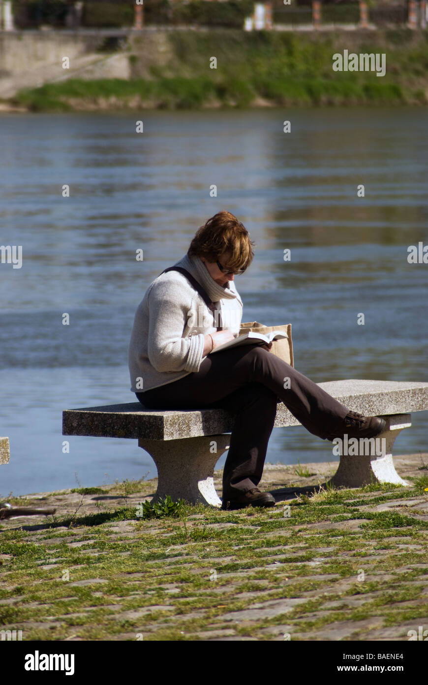 Femme assise sur le banc avec vue sur la Loire la lecture d'un livre Banque D'Images