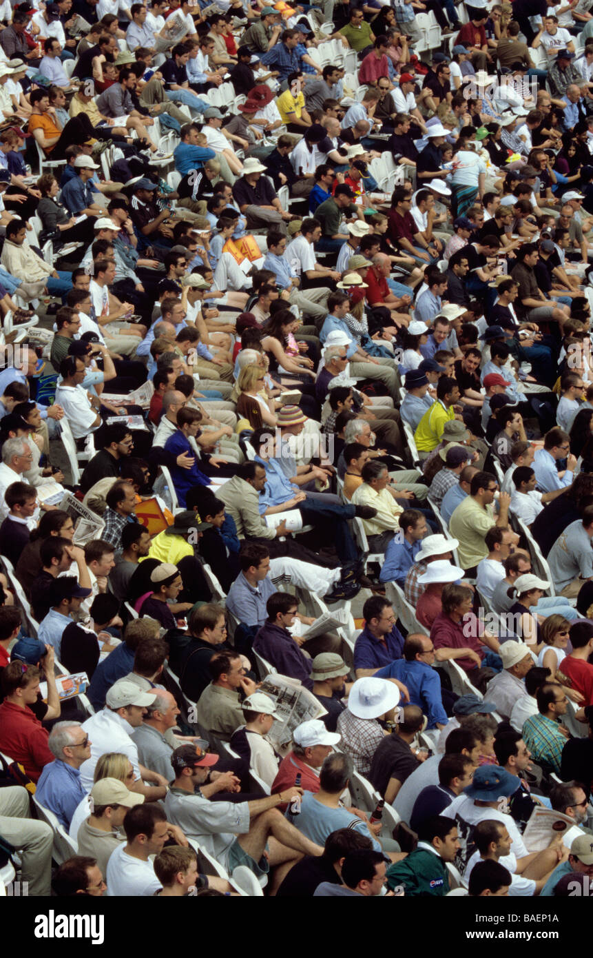 Une maison pleine de spectateurs regardant un match test du Lords Cricket Ground entre le Pakistan et l'Angleterre Banque D'Images