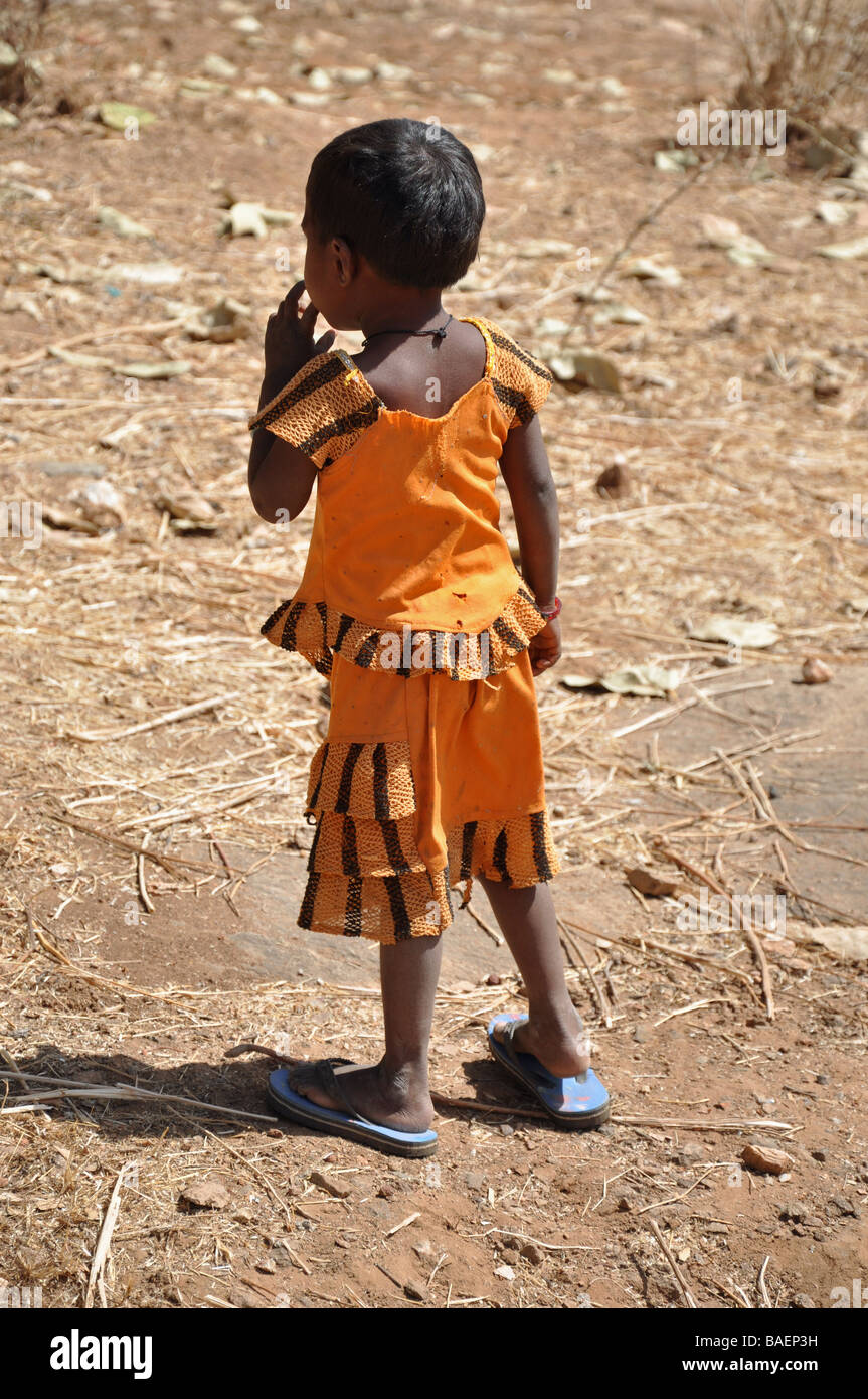 Un enfant de la tribu Bhil dans le désert près de Poshina Gujarat Banque D'Images