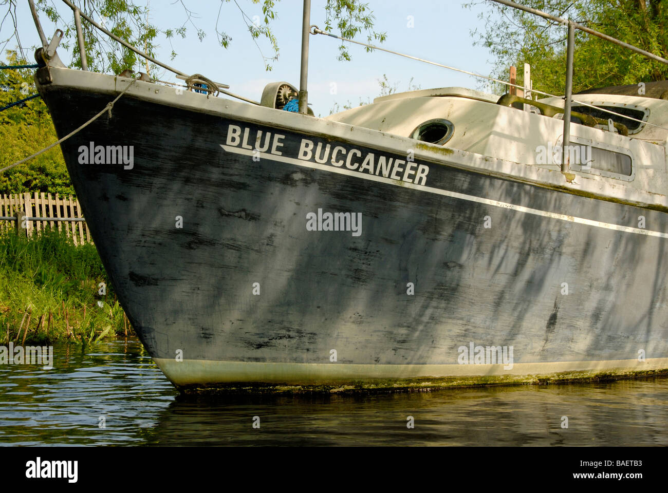 Proue d'un bateau de croisière à moteur Buccaneer bleu patiné, Tamise, Shepperton, Surrey, Angleterre Banque D'Images