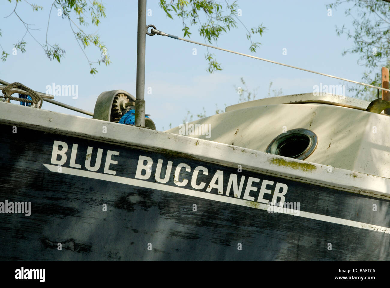 Nom : Buccaneer bleu sur l'avant du bateau, Tamise, Shepperton, Surrey, Angleterre Banque D'Images