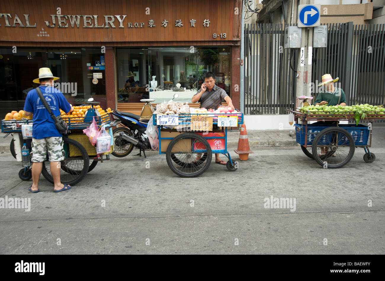 Fruits frais trois étals de rue mobile sur une rue de Bangkok Thaïlande Banque D'Images