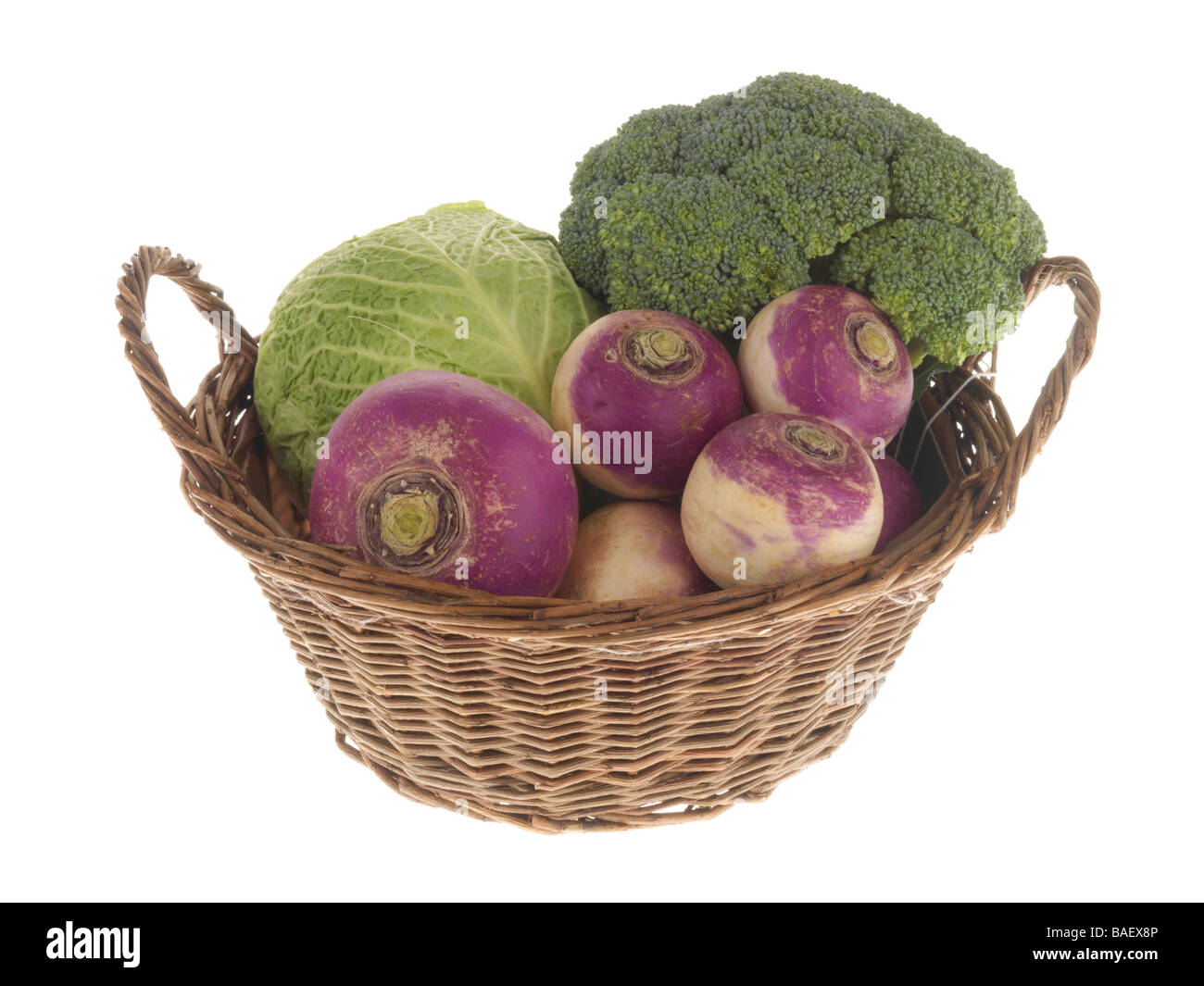 Panier de légumes biologiques frais mûrs isolé sur un fond blanc avec aucun peuple et un chemin de détourage Banque D'Images Panier de légumes biologiques frais mûrs isolé sur un fond blanc avec aucun peuple et un chemin de détourage Banque D'Images