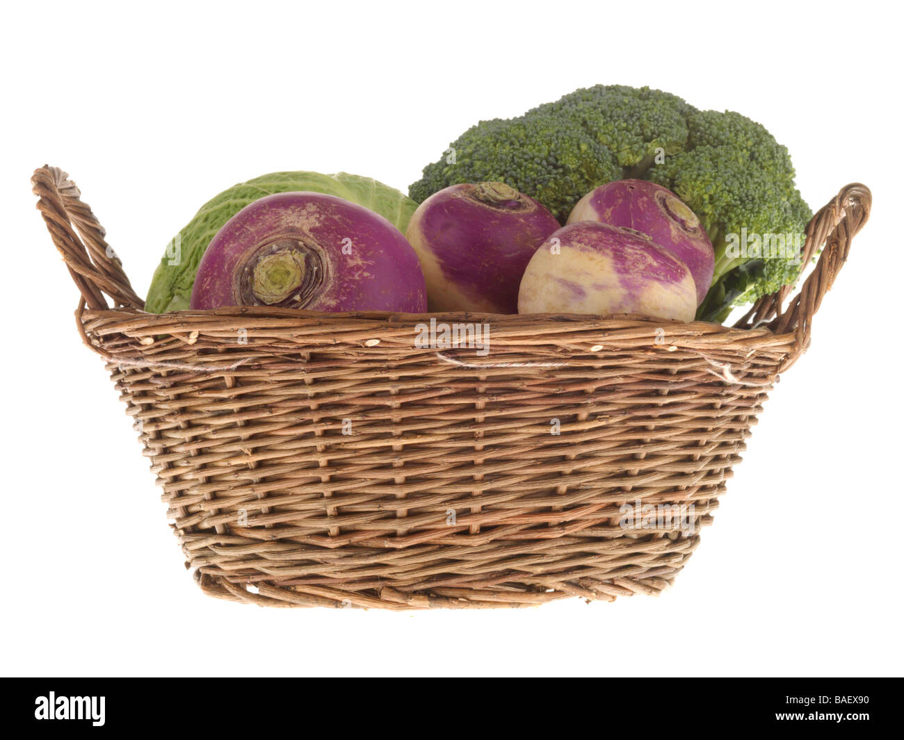 Panier de légumes biologiques frais mûrs isolé sur un fond blanc avec aucun peuple et un chemin de détourage Banque D'Images Panier de légumes biologiques frais mûrs isolé sur un fond blanc avec aucun peuple et un chemin de détourage Banque D'Images