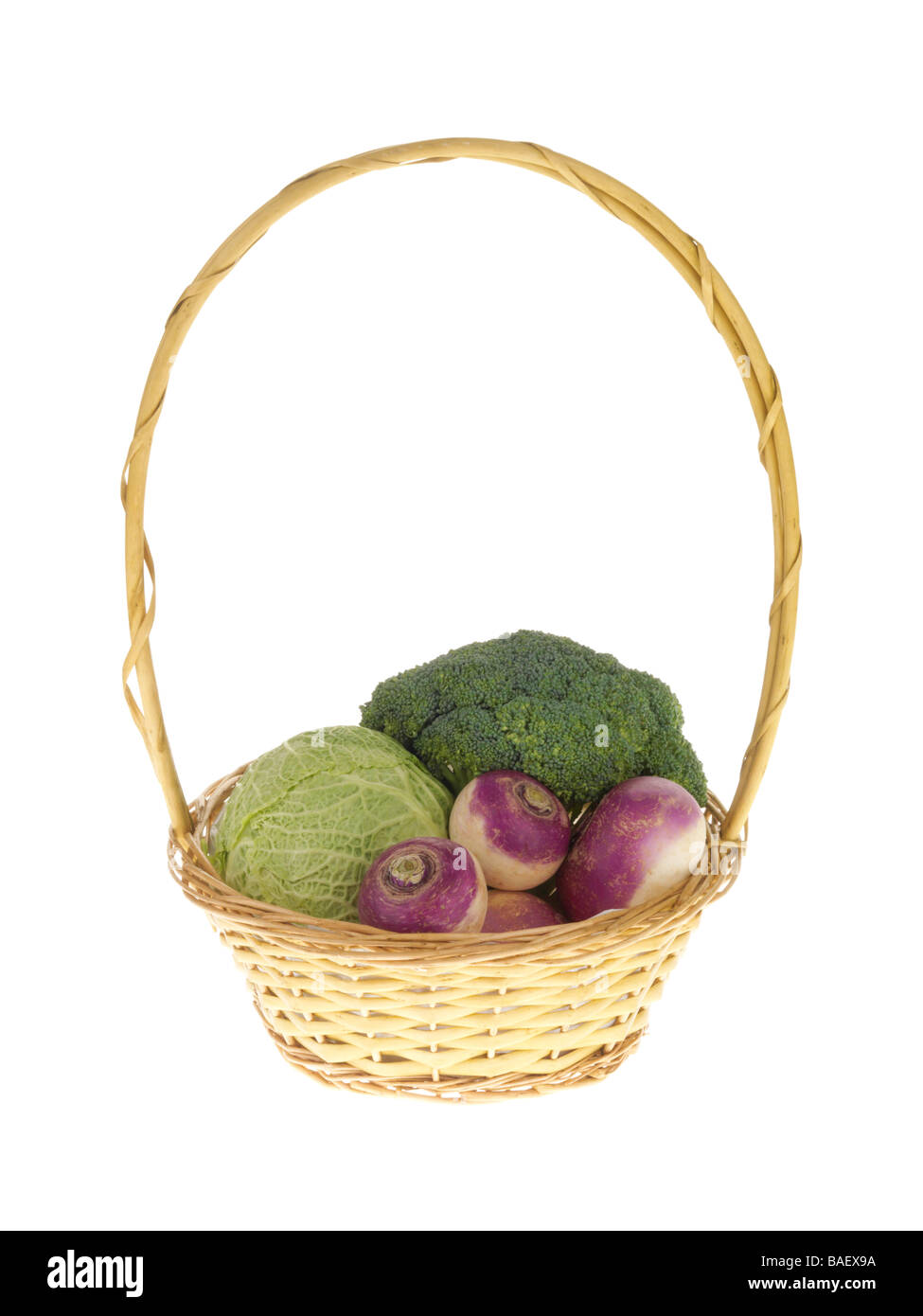 Panier de légumes biologiques frais mûrs isolé sur un fond blanc avec aucun peuple et un chemin de détourage Banque D'Images Panier de légumes biologiques frais mûrs isolé sur un fond blanc avec aucun peuple et un chemin de détourage Banque D'Images