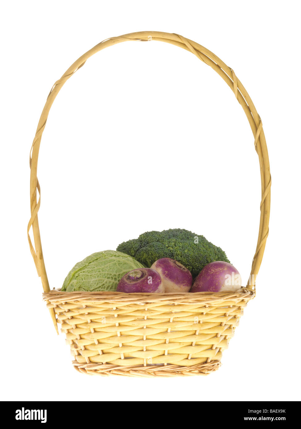 Panier de légumes biologiques frais mûrs isolé sur un fond blanc avec aucun peuple et un chemin de détourage Banque D'Images Panier de légumes biologiques frais mûrs isolé sur un fond blanc avec aucun peuple et un chemin de détourage Banque D'Images