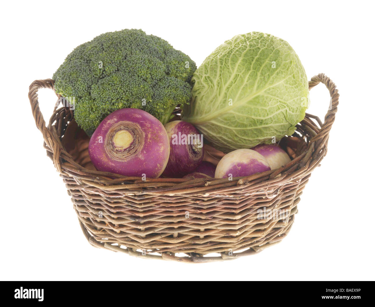 Panier de légumes biologiques frais mûrs isolé sur un fond blanc avec aucun peuple et un chemin de détourage Banque D'Images Panier de légumes biologiques frais mûrs isolé sur un fond blanc avec aucun peuple et un chemin de détourage Banque D'Images