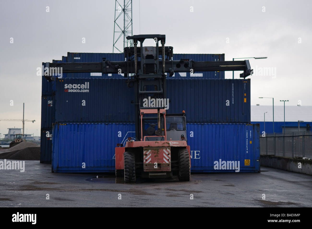 Chargeur pour conteneurs ISO de chevauchement au niveau du port de Belfast Banque D'Images