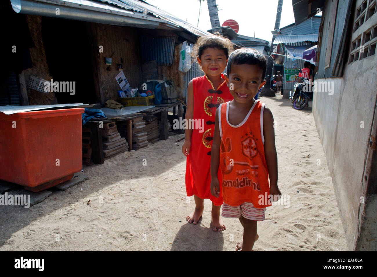 Deux jeunes enfants gitans de la mer dans un bidonville à Phuket en Thaïlande du sud Banque D'Images