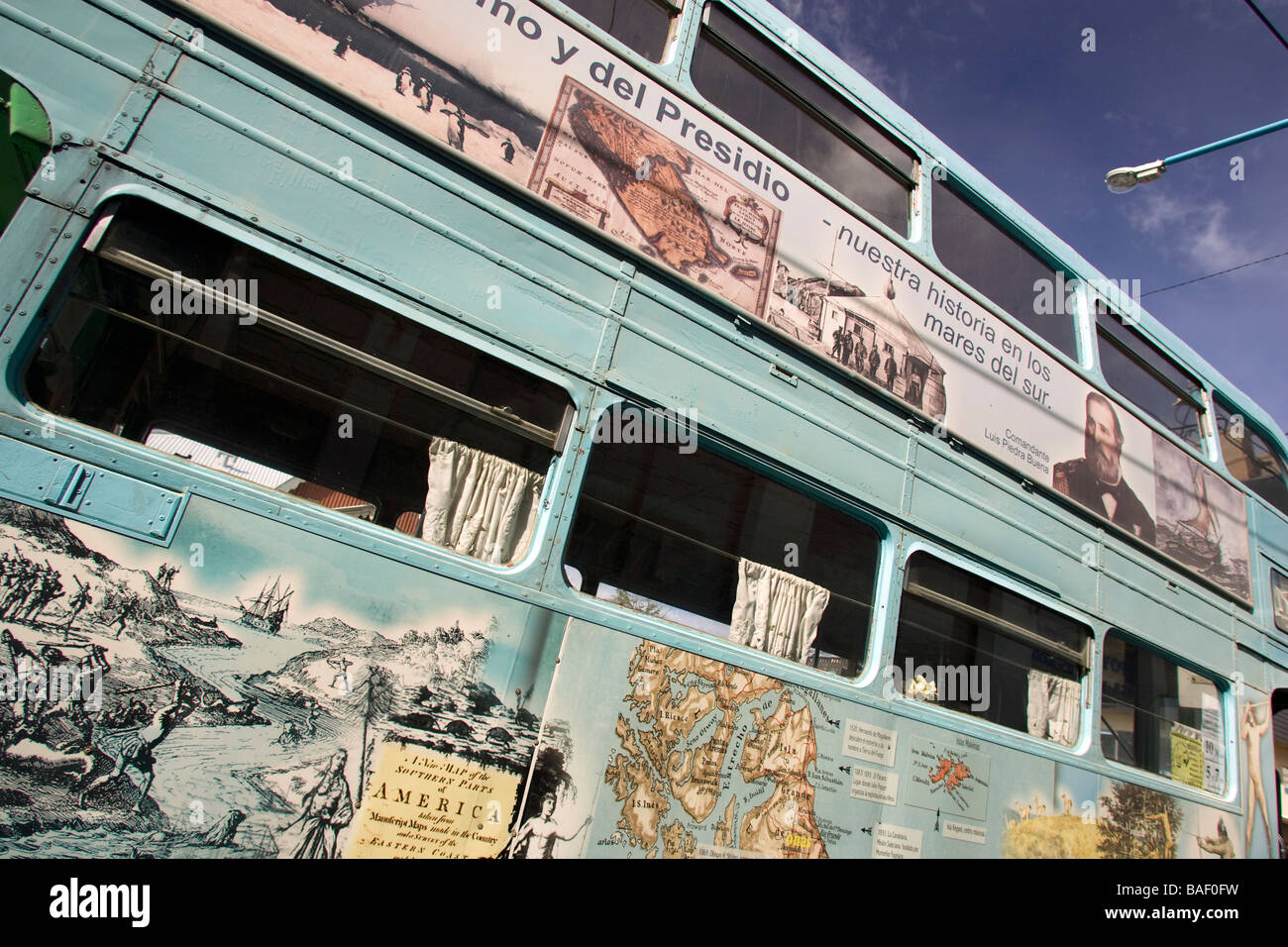 D'art et la publicité sur les autobus de ville - Ushuaia, Argentine Banque D'Images