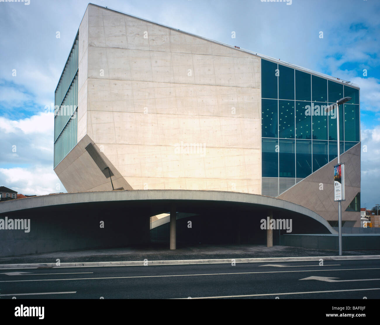 Casa de Musica, Porto, Portugal, Rem Koolhaas - Office for Metropolitan Architecture, La Casa de Musica vue latérale d'un soir Banque D'Images